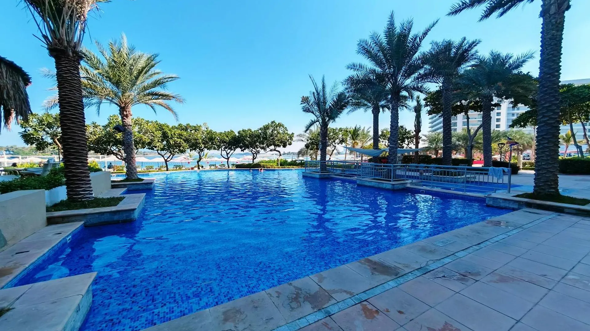Seaside Serenity Residence Elegant 1Br Escape In Palm Jumeirah By La Buena Vida Holiday Homes Dubaj Apartman